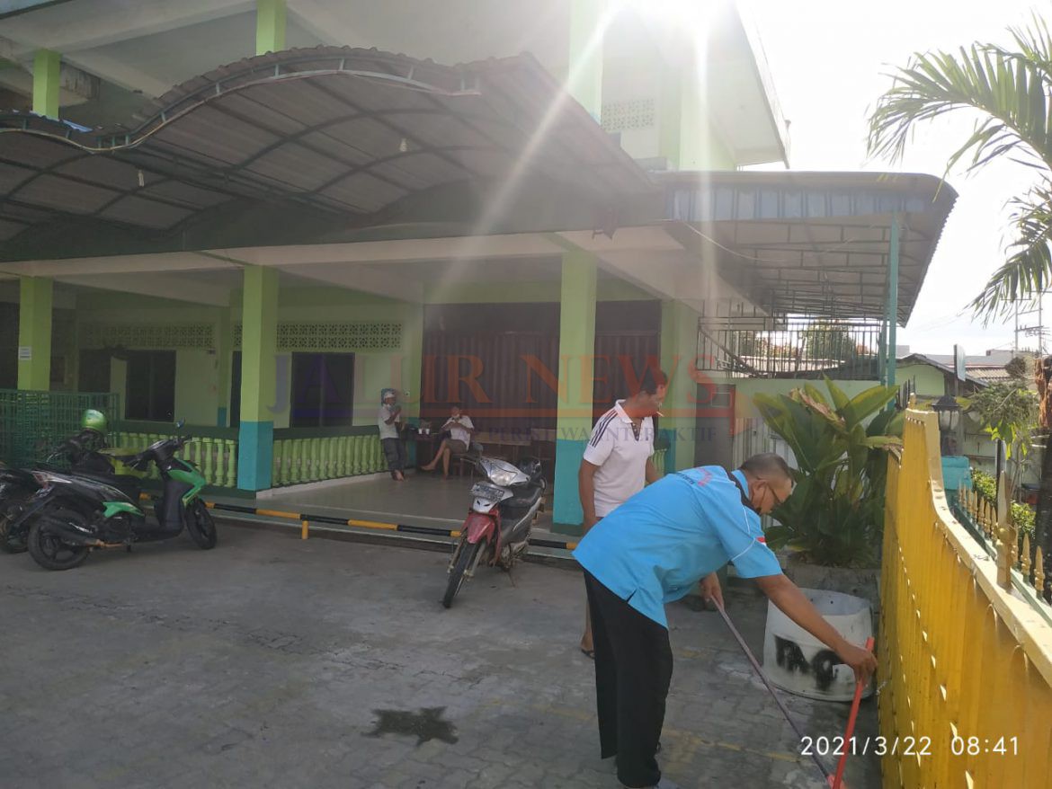 Dokumentasi Sekretaris MCMI PC Bintan Indra : Giat bersih - bersih di Masjid At - Taqwa Tanjung Uban.