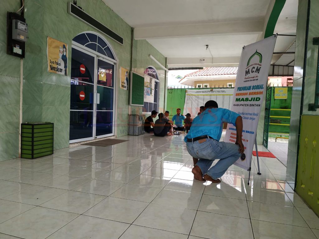 Kegiatan bersih-bersih Masjid MCMI PC Bintan Menjelang Bulan Suci Ramadhan (Dokumentasi Sekretaris MCMI, Indra).