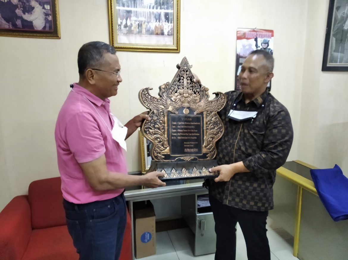 Mantan Menteri BUMN Dahlan Iskan menerima penghargaan Karya Sastra Ayat Bhuwana berkat kontribusinya terhadap bangsa Indonesia | Foto : Istimewa