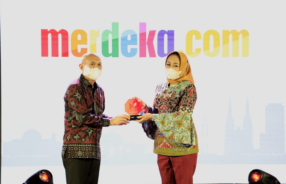 Bupati Tuba Dr (cand) Hj. Winarti SE., MH terima penghargaan dari Merdeka Award 2021
