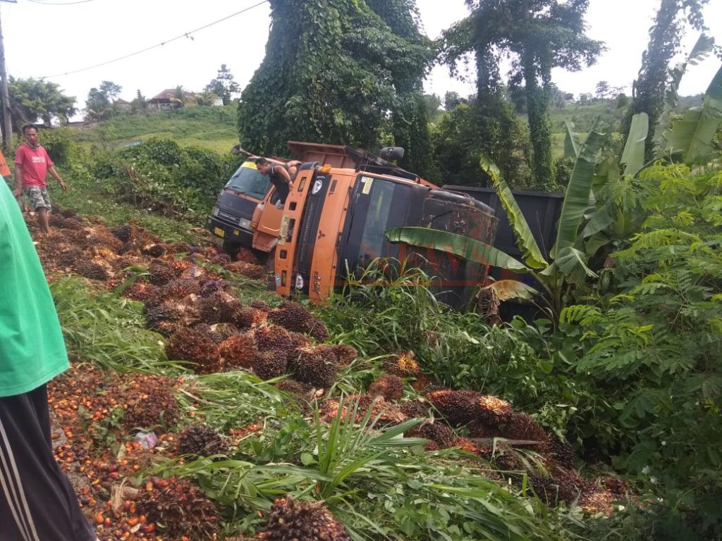 Mobil penderek dan Truck Fuso terperosok ke dalam jurang