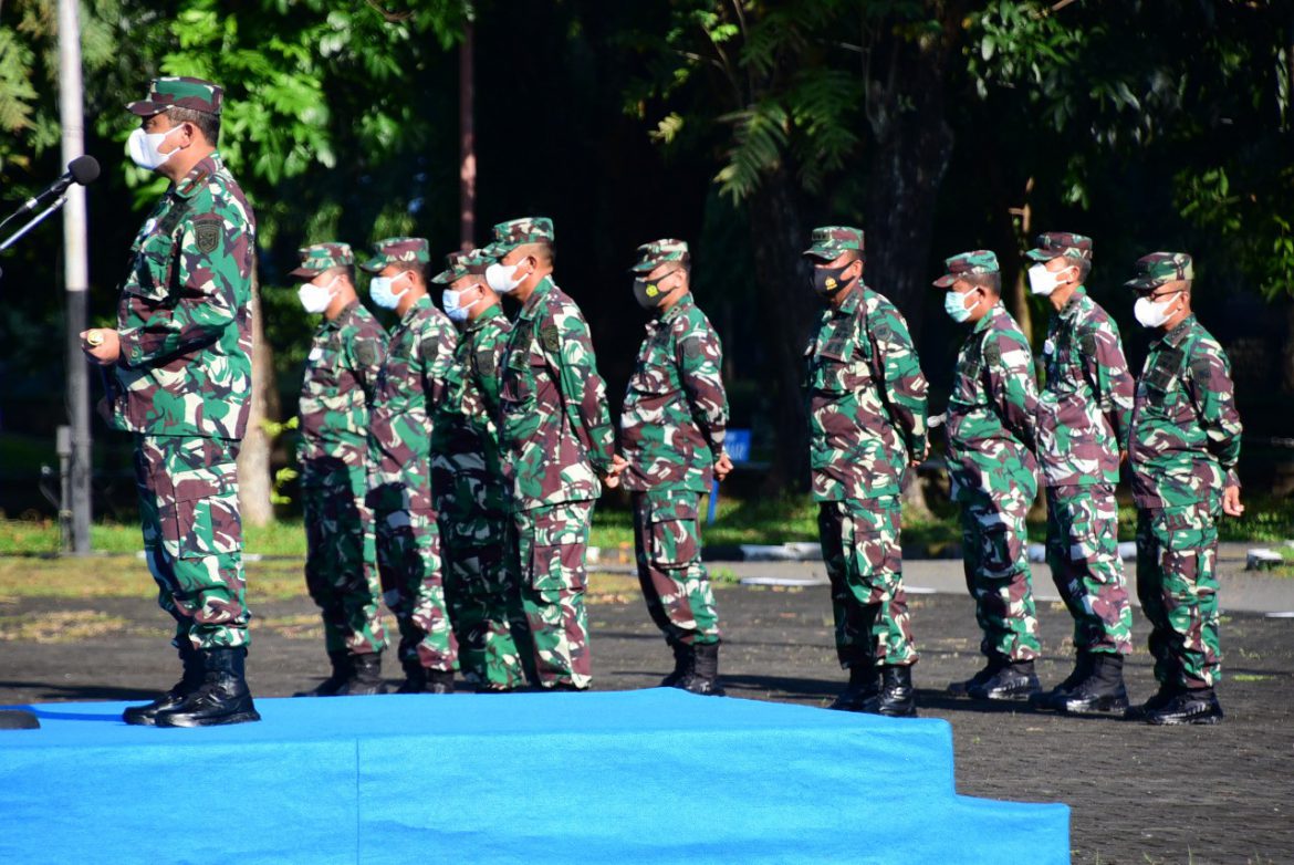 Komandan Lantamal VI (Danlantamal VI) Laksamana Pertama TNI Dr. Benny Sukandari, S.E., M.M., CHRMP, saat memimpin apel gabungan di Lapangan Ararfuru Mako Lantamal VI