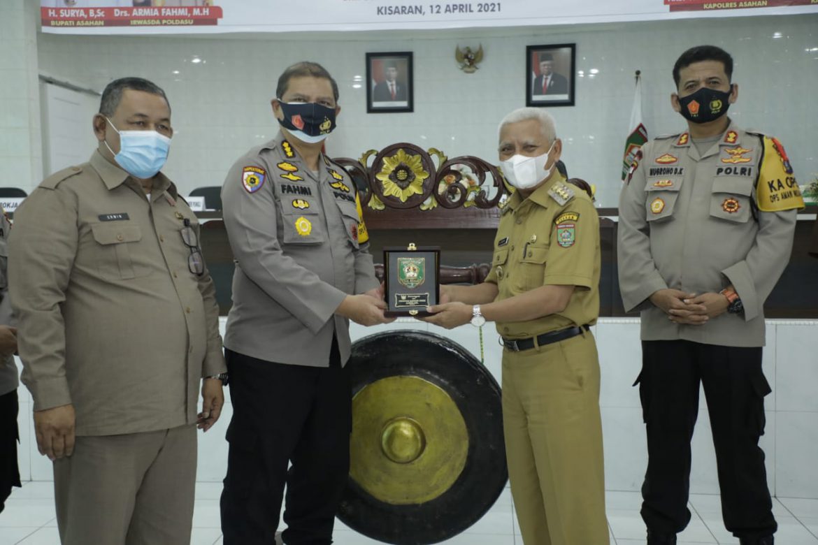 Bupati Asahan,H.Surya BSc terima surat penunjukan Kabupaten bebas pungli dari Irwasda Poldasu Kombes Pol Armia Fahmi dan Kapolres Asahan,AKBP Nugroho Dwi Karyanto,foto Diskominfo Asahan