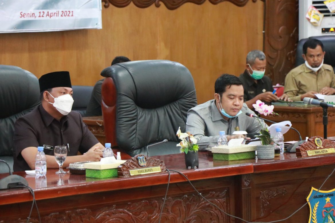 Wakil Bupati Tanjab Barat Hairan SH menghadiri Rapat Paripurna Pertama DPRD Tanjab barat