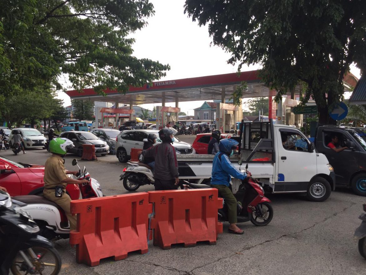 Riswan Anggota Polri Yang Bukan dari Satuan Lalu Lintas Tampak Mengatur Arus Kemacetan di Depan SPBU Patung Kuda Kabupaten Maros