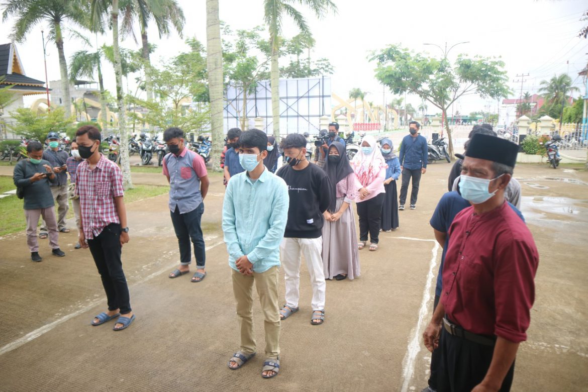 Bupati Menyambut perwakilan murid SMA 1 Kuala Tungkal yang sempat viral di media sosial, Foto jalurnews.com