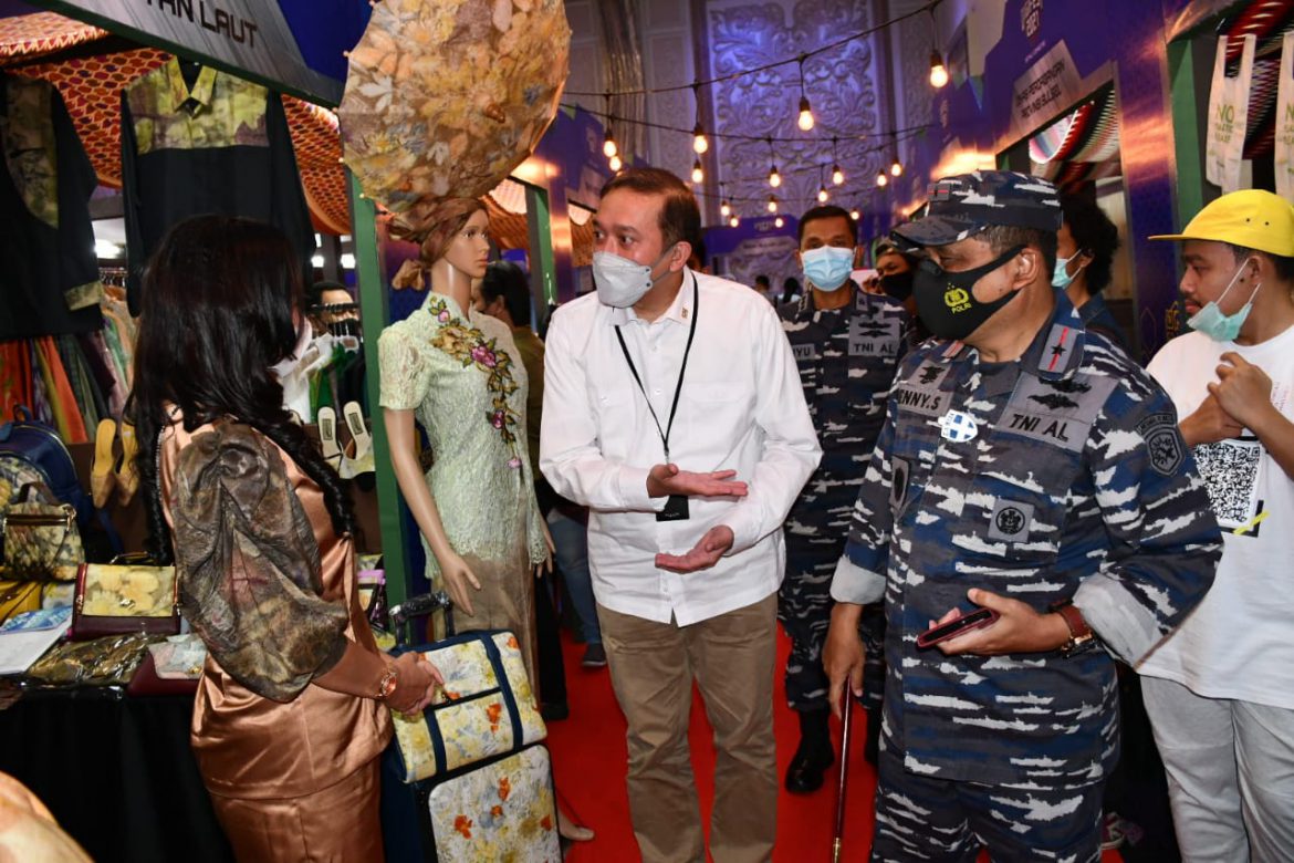 Stand TNI Angkatan Laut yang di wakili oleh Korcab VI Daerah Jalasenastri Armada II (DJA II) meraih UMKM di Event Pameran South Sulawesi Digital Festival (Digifest ) tahun 2021 di UpperHills Convention Hall Makassar.