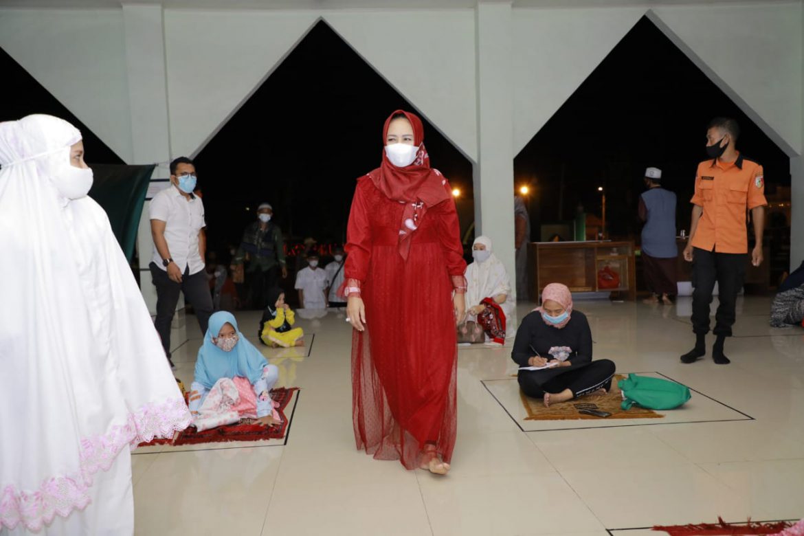 Bupati Tulang Bawang Dr (Cand) Hj.Winarti, SE,.MH Melaksanan Ibadah Shalat Tarawih di Masjid Baitul Rahman Islamic Center Menggala Tulang Bawang.