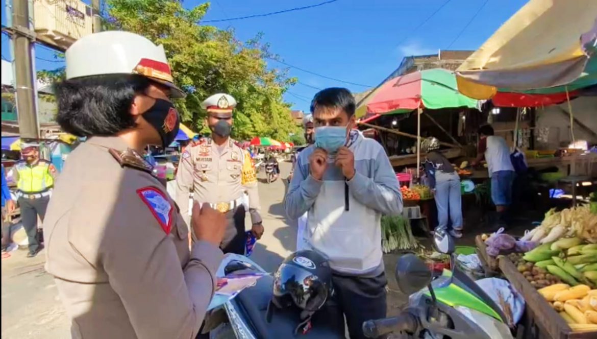 Kasat Lantas Polres Gowa AKP Mustari SH dan Personel Saat Membagikan Masker Kepada Pengunjung Pasar Sungguminasa Kabupaten Gowa