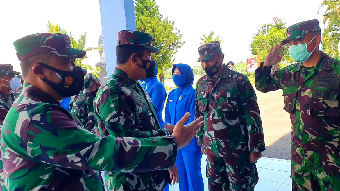 Danlantamal VI Makassar Saat Menyambut Kedatangan Wakasal Beserta Rombongan di Apron Galaktika Lanud Sultan Hasanuddin Kabupaten Maros