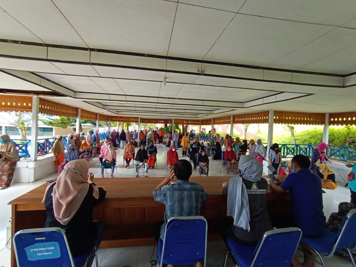 Masyarakat Kecamatan Mallawa Saat Menerima Bantuan Sosial Tunai (Foto : Nur Fajriansyah)