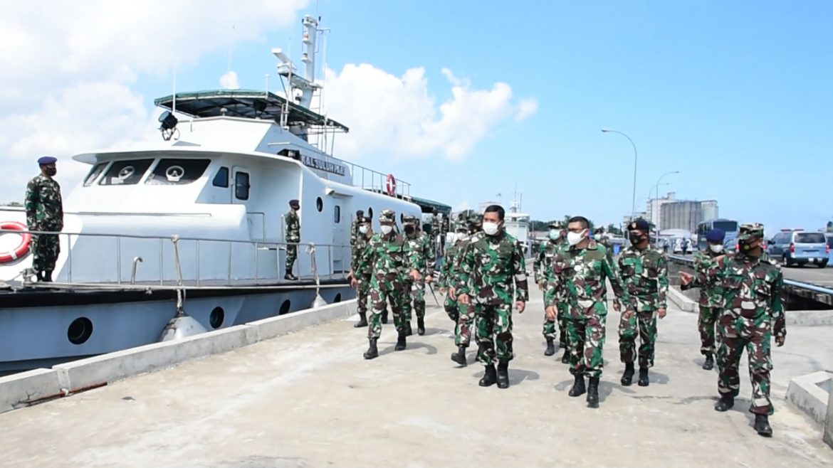 Komandan Lantamal VI Makassar Laksamana Pertama TNI Dr. Benny Sukandari, S.E., M.M., CHRMP Damping Wakil Kepala Staf Angkatan Laut Laksamana Madya TNI Ahmadi Heri Purwono, S.E., M.M Saat Mengunjungi KRI & KRL. ( Foto : Nur Fajriansyah/ Jalurnews.com)