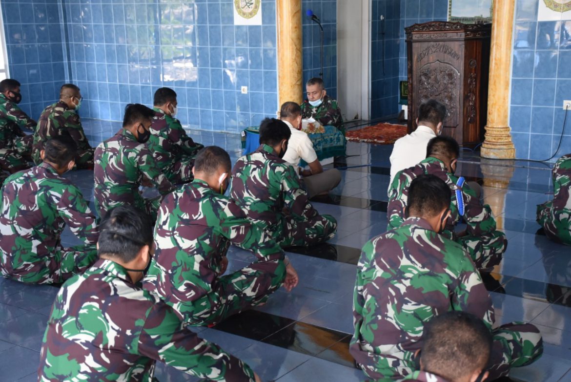 Komandan Lantamal VI (Danlantamal VI) Makassar Laksamana Pertama TNI Dr. Benny Sukandari, S.E., M.M., CHRMP Saat Melakukan Doa Bersama Keselamatan KRI Nanggala-402 ( Foto : Nur Fajriansyah)