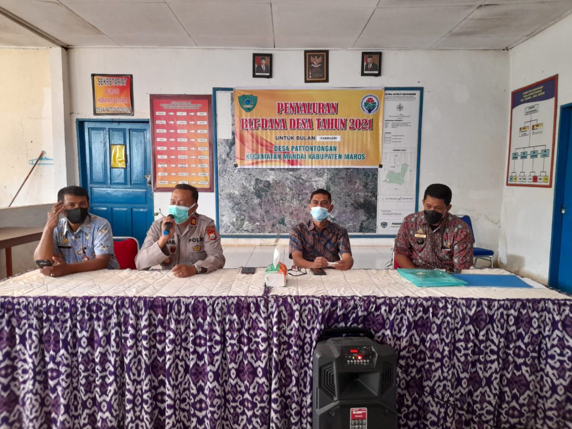 Kepala Desa Pattontongan, Camat Mandai, Beserta Kapolsek Mandai Saat Penerimaan Manfaat BLT di Aula Kantor Desa Pattontongan ( Foto : Nur Fajriansyah )