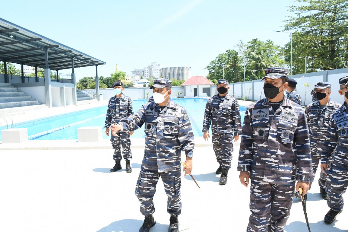 Komandan Komando Pembinaan Dokrin Pendidikan dan Latihan Angkatan laut (Dankodiklatal) Laksdya TNI Nurhidayat, S.H., M.A.P., saat meninjau Satdik 2 TNI AL yang berada di lingkungan Lantamal VI Makassar ( Foto : Nur Fajriansyah )