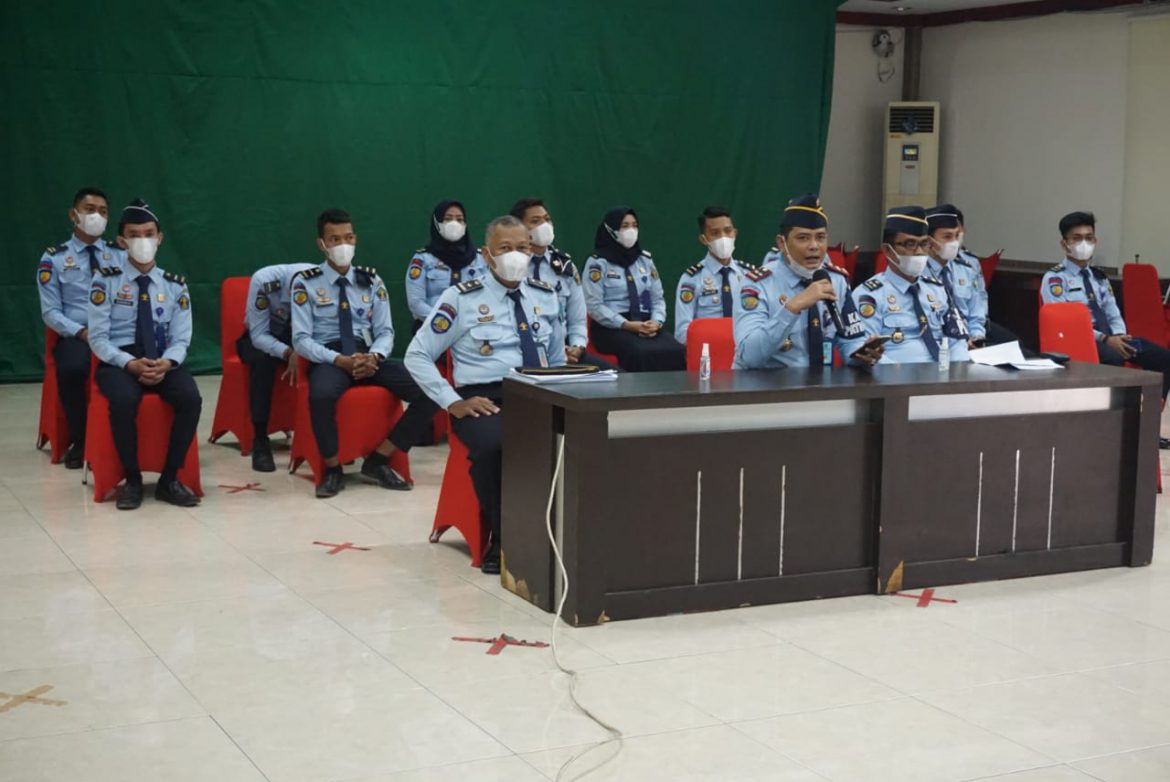 Tubagus M Chaidir Kepala LPKA Kelas ll Maros Saat Memaparkan Materinya di Depan Tim Penilai Internal (TPI) (Foto : Nur Fajriansyah)