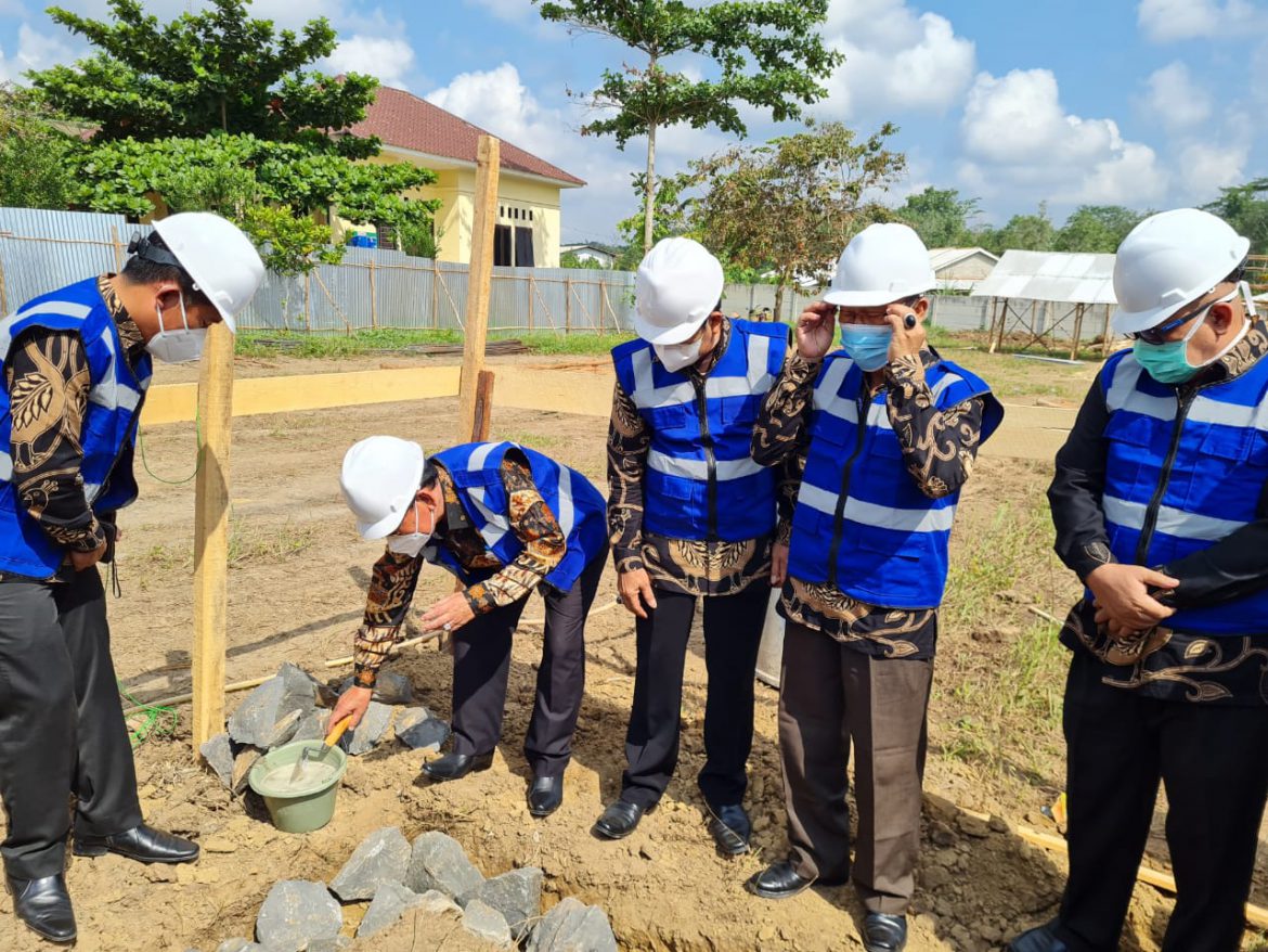 Bupati Mesuji melakukan peletakan batu pertama pembangunan perpustakaan daerah, berharap menjadi sarana peningkatan SDM