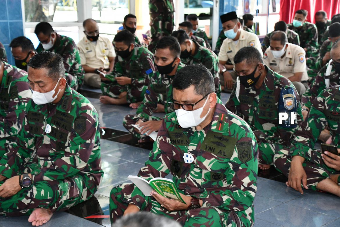 Komandan Lantamal VI (Danlantamal VI) Laksamana Pertama TNI Dr. Benny Sukandari, S.E., M.M., CHRMP Saat Melakukan Sholat Ghaib dan Doa Bersama di Masjid Jamiatul Bahari Mako Lantamal Vl Makassar. ( Foto : Nur Fajriansyah )