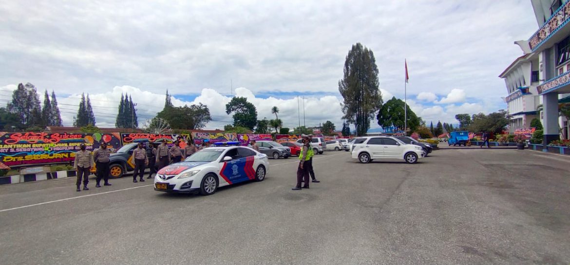 Polres Tanah Karo Menjaga Keamanan Kantor Bupati Karo Senin, (26/04/2021).