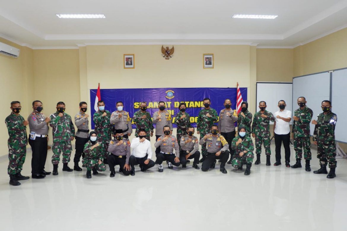 Kepala Kepolisian Resor Sleman AKBP Anton Firmanto, SH., SIK., M.Si didampingi Pejabat Utama Polres Sleman mengunjungi Markas Komando Lanal Yogyakarta di Jl. Melati Wetan No.62, Baciro, Gondokusuman, Yogyakarta, D.I Yogyakarta, Senin (26/4/2021).