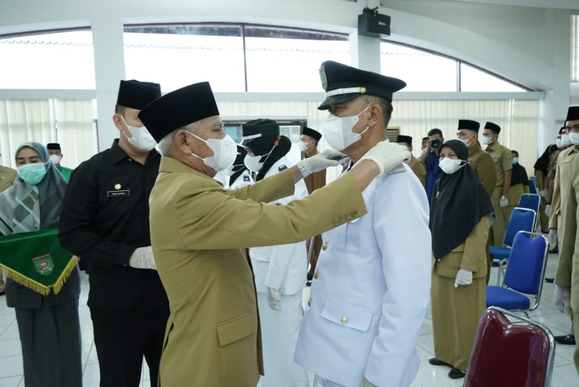 Bupati Asahan,H.Surya BSc tengah melantik pejabat administrator di Aula Melati Kantor Bupati Asahan