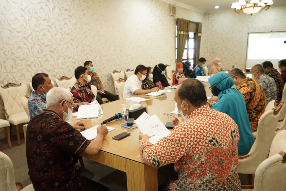 Bupati Asahan,H.Surya Bsc tampak memberikan arahan kepada Dirut RSUD Hams kisaran untuk peningkatan pelayanan