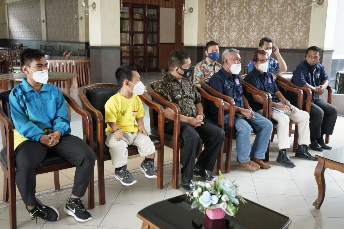 Tampak para atlet NPC Asahan beraudensi dengan Bupati di rumah dinas minta dukungan.