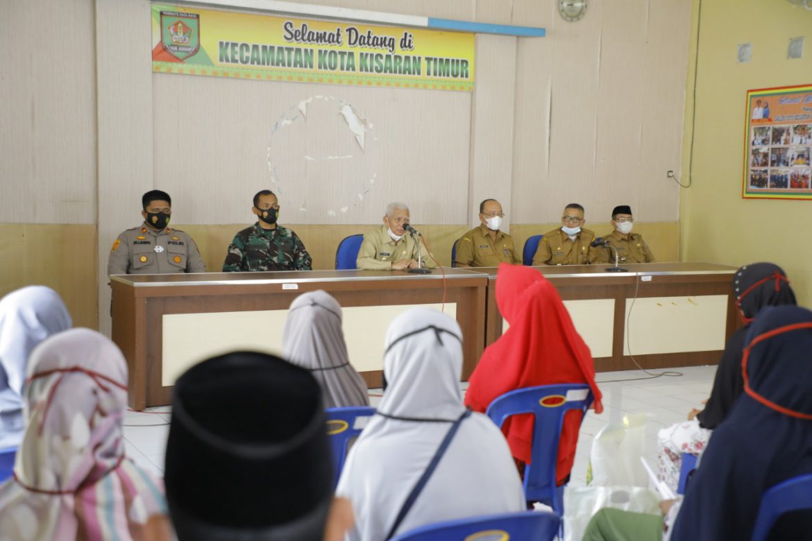 Bupati Asahan,Surya BSc memberikan arahan ketika penyerahan bantuan beras kepada kaum dhuafa