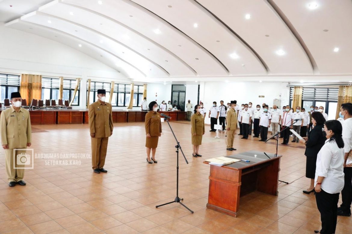 Bupati Tanah Karo Saat Melantik 5 Pejabat Petinggi Pratama. Rabu (05/05/2021).
