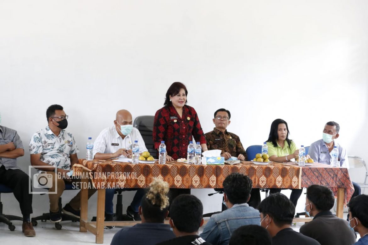 Bupati Karo Meninjau Langsung Lokasi SMPN 2 Laubaleng Desa Kutambelin. Jumat (07/05/2021).