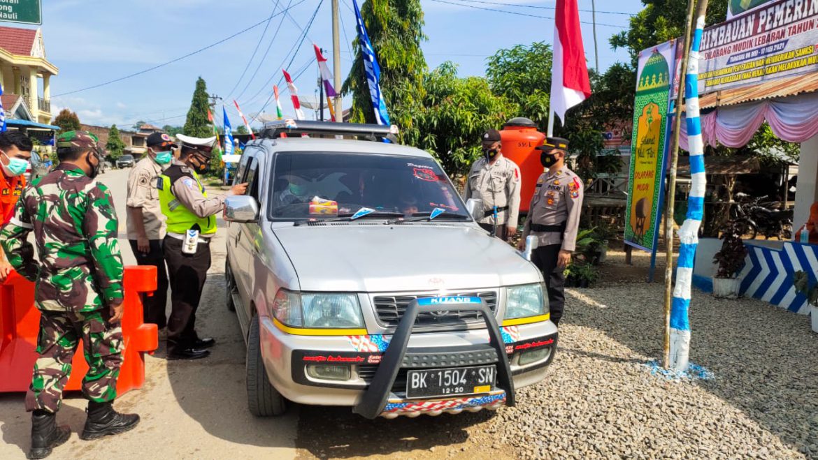 Personil Pos Penyekatan Lau Pakam melakukan pemeriksaan terhadap Kendaraan yang melintas.