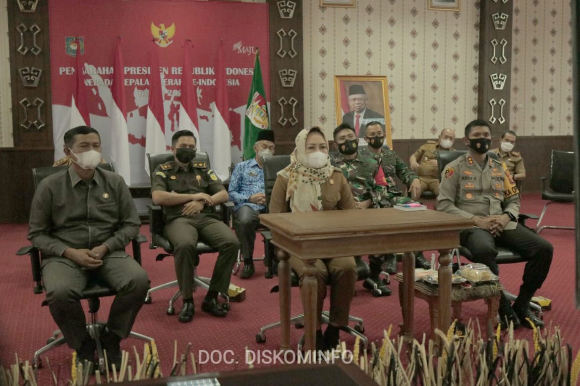 upati Tuba Dr (Can) Hj Winarti,.SH,.MH Mengikuti Pengarahan Presiden RI kepada kepala Daerah se-Indonesia Secara Virtual Dari Istana Negara.