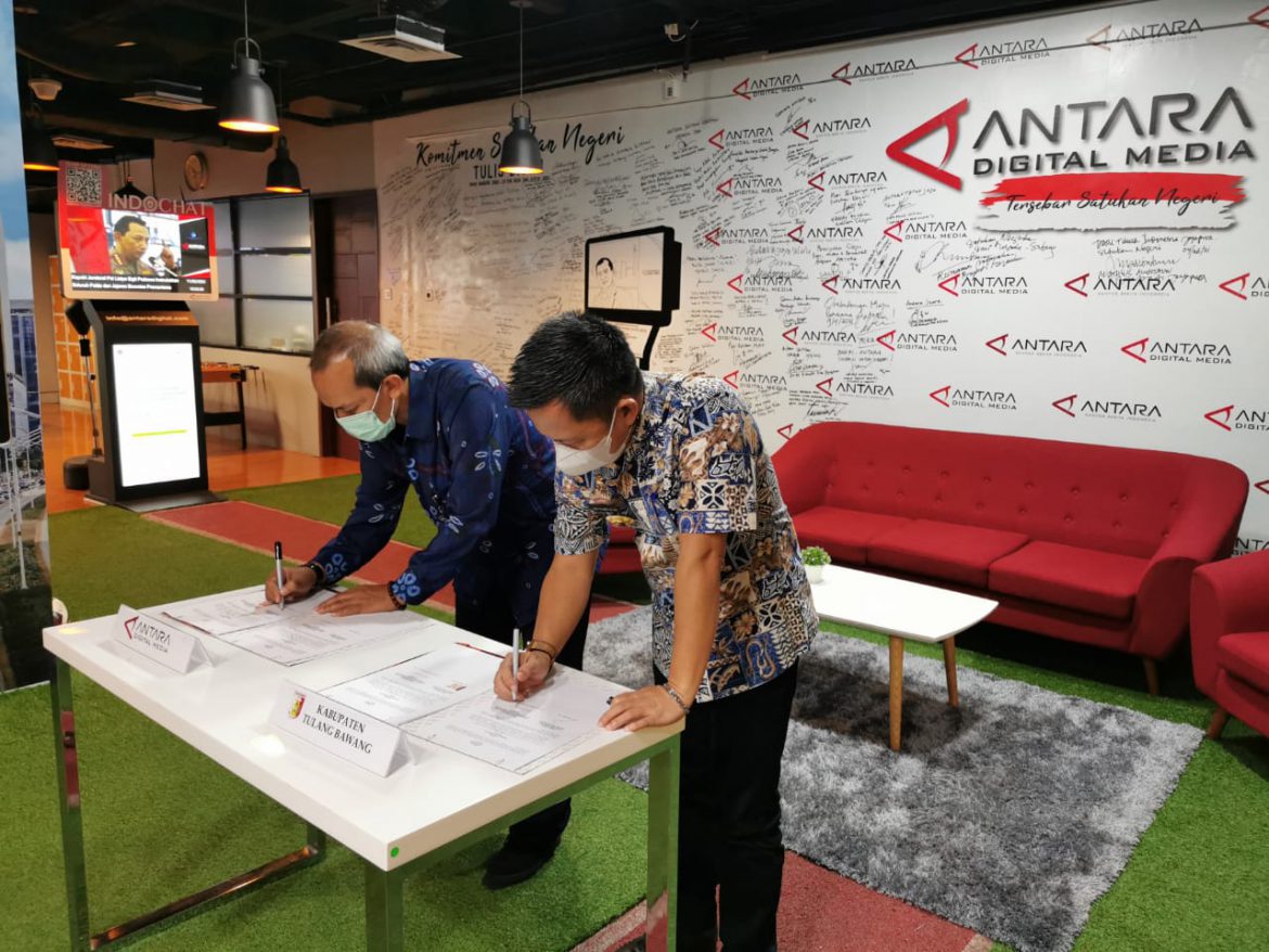 Penandatanganan kerjasama layanan informasi publik bersama Antara Digital Media, di Jakarta, Jumat (11/06/2021).
