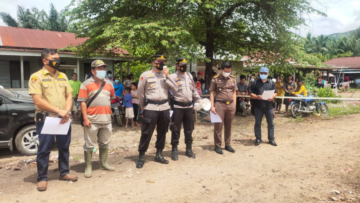 Tersangka memperagakan adegan Penusukan terhadap Korban