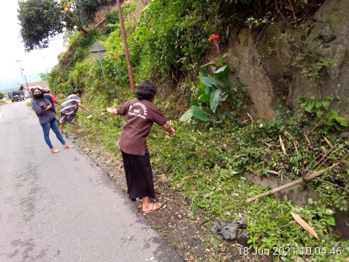Masyarakat dengan Antusias melaksanakan Gotong Royong di desa Kuala.