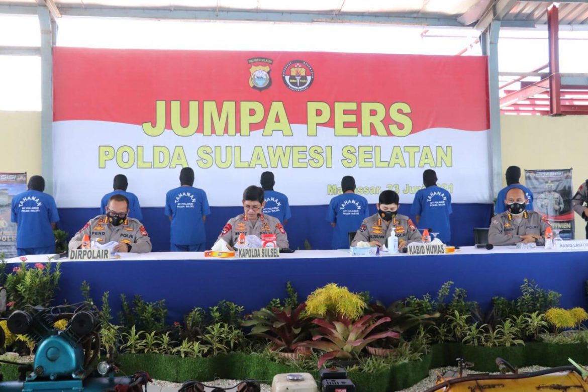 Kapolda Sulsel, Irjen Pol Drs. Merdisyam yang didampingi Kabid Humas Polda Sulsel Kombes Pol Zulpan, Dir Polair Polda Sulsel dan Kalabfor menggelar Press Release Illegal Fishing