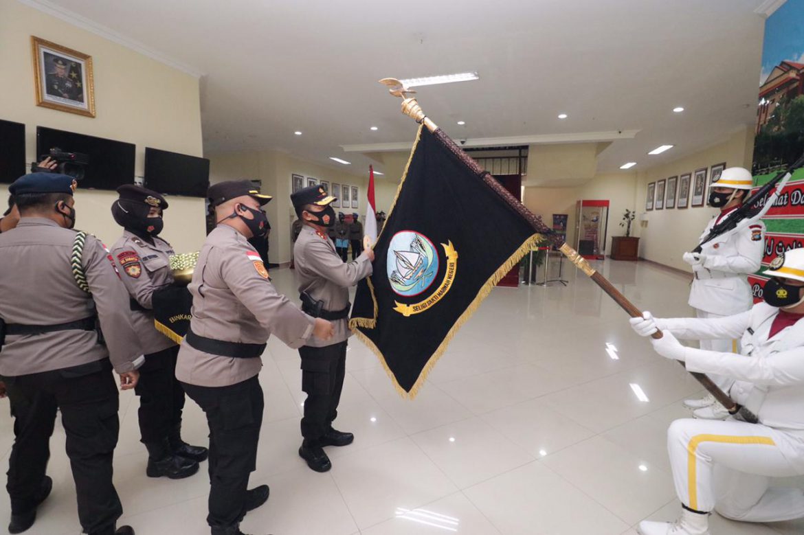 Kepala Kepolisian Daerah Kepulauan Riau, Irjen Pol. Dr. Aris Budiman, M.Si., pimpin upacara pencucian Pataka Polda Kepri "Seligi Sakti Marwah Negeri" dalam rangka peringatan Hari Bhayangkara ke – 75 tahun 2021
