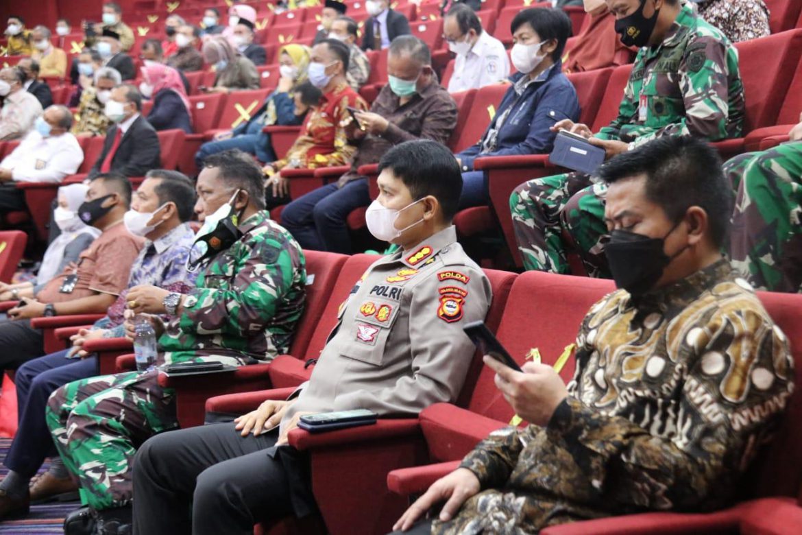 Kabid Humas Polda Sulsel Kombes Pol E Zulpan mewakili Kapolda Sulsel Iren Pol Drs. Merdisyam menghadiri undangan Ujian Promosi Gelar Doktor Program Pasca Sarana Bidang Administrasi Publik Kepala Perwakilan BPKP Provinsi Sulawesi Selatan