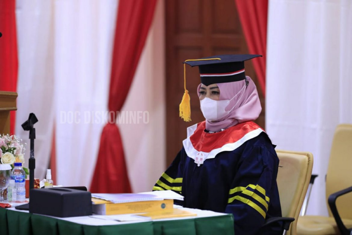 Bupati Tuba menyandang gelar Doktor. Di dapatkan dari kampus IPDN Cilandak,Jakarta.