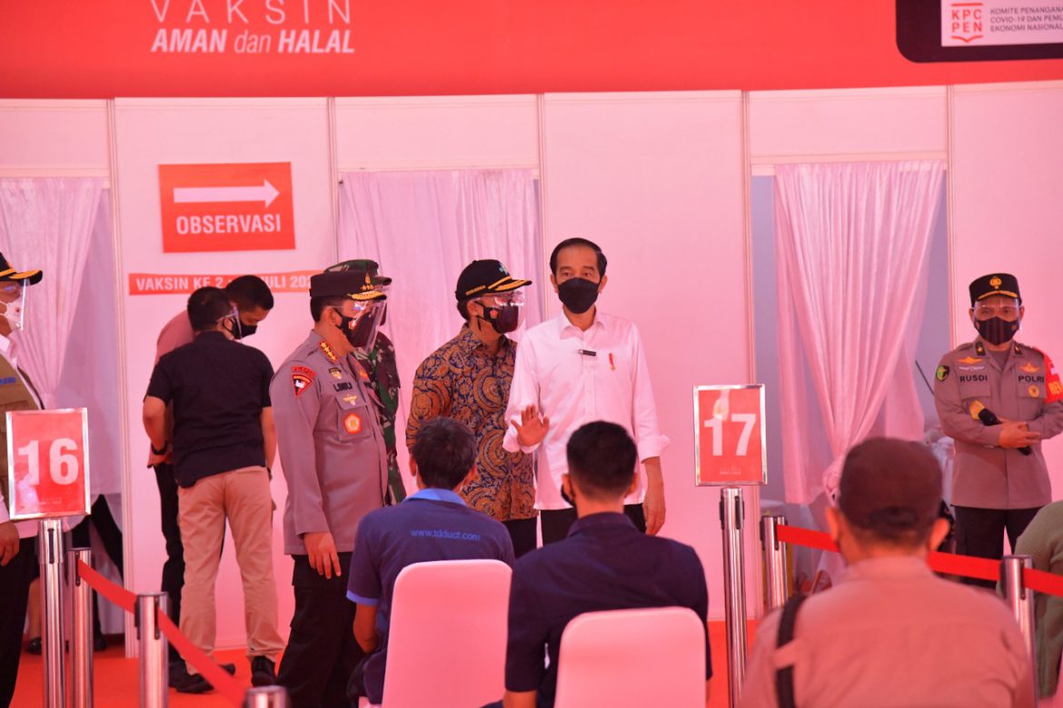 Presiden Jokowi meninjau langsung giat Vaksinasi Massal Jelang HUT Bhayangkara ke-75.