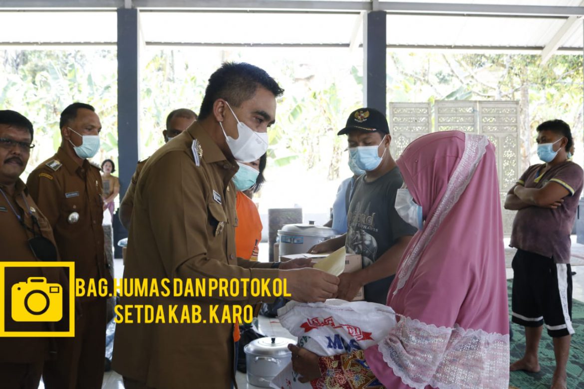 Wakil Bupati Karo Menyerahkan Bantuan kepada Korban kebakaran di desa Ujung Deleng.