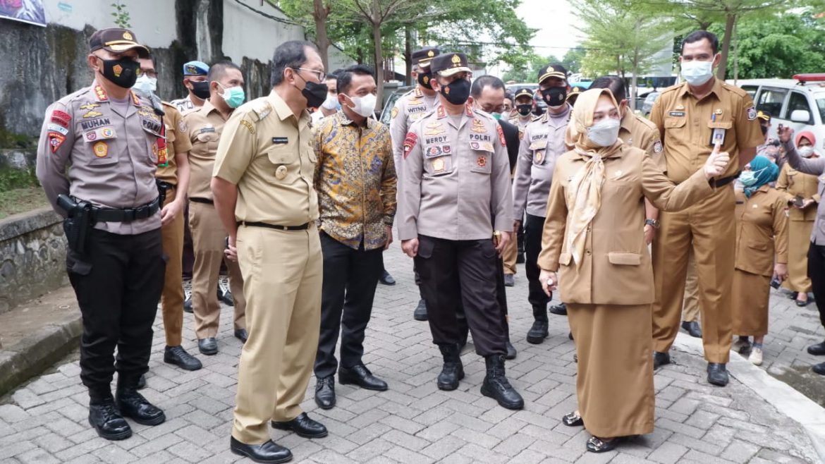 Kapolda Sulsel Irjen Pol Merdisyam bersama PLT Gubernur Sulsel, Wakil Ketua DPRD Sulsel, Kadis Kesehatan Sulsel dan Walikota Makassar didampingi Karo Ops, Kabiddokkes dan Kapolrestabes Makassar.