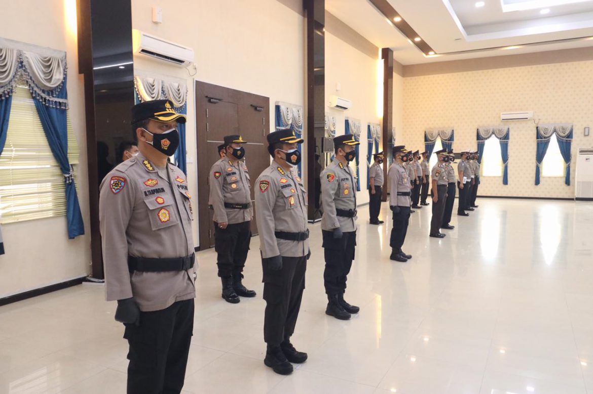 Wakil Kepala Kepolisian Daerah Kepulauan Riau, Brigjen Pol Drs. Darmawan, M. Humemimpin langsung jalannya Upacara Laporan Kenaikan Pangkat Anggota Polri Polda Kepri dan Jajaran Periode 1 Juli 2021 bertempat di Graha Lancang Kuning Polda Kepri
