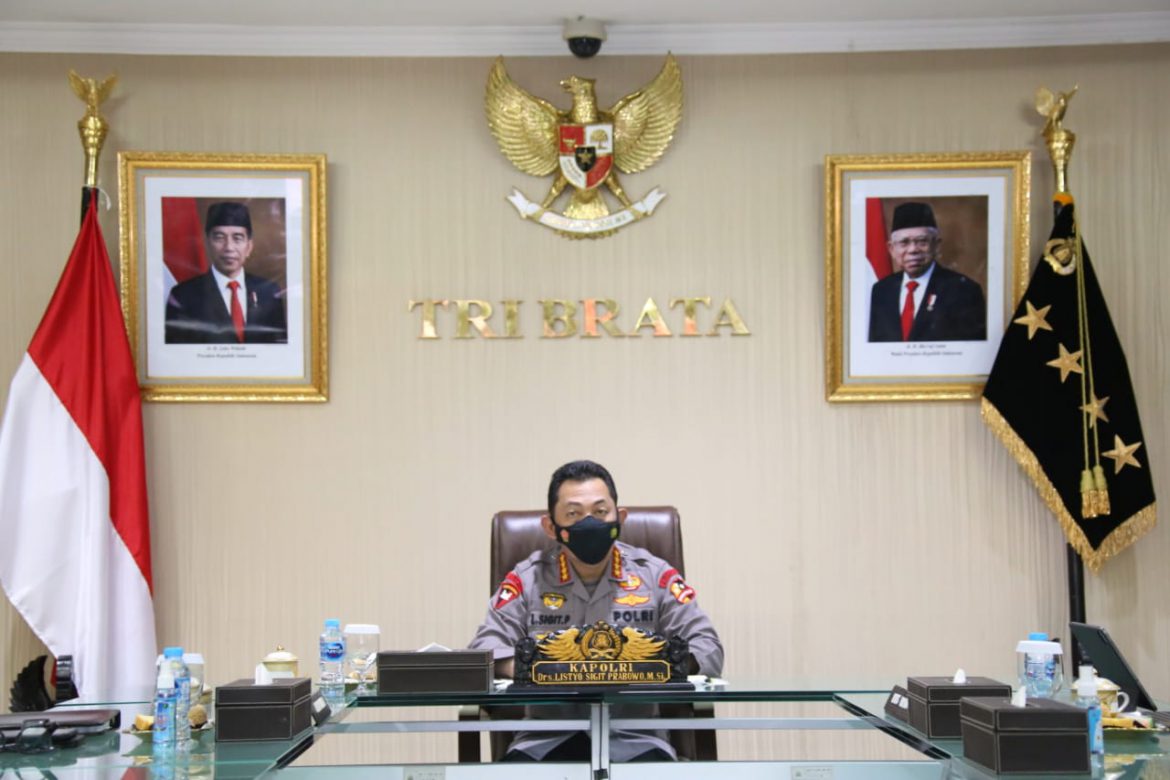 Kapolri Listyo Sigit saat memberikan pengarahan kepada 700 Capaja TNI-Polri secara virtual di Mabes Polri, Jakarta Selatan