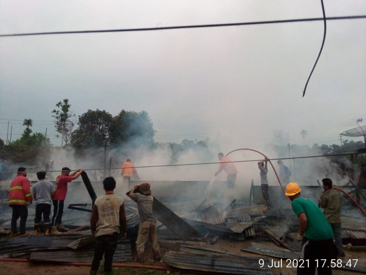 Masyarakat dan Damkar berusaha memadamkan api.