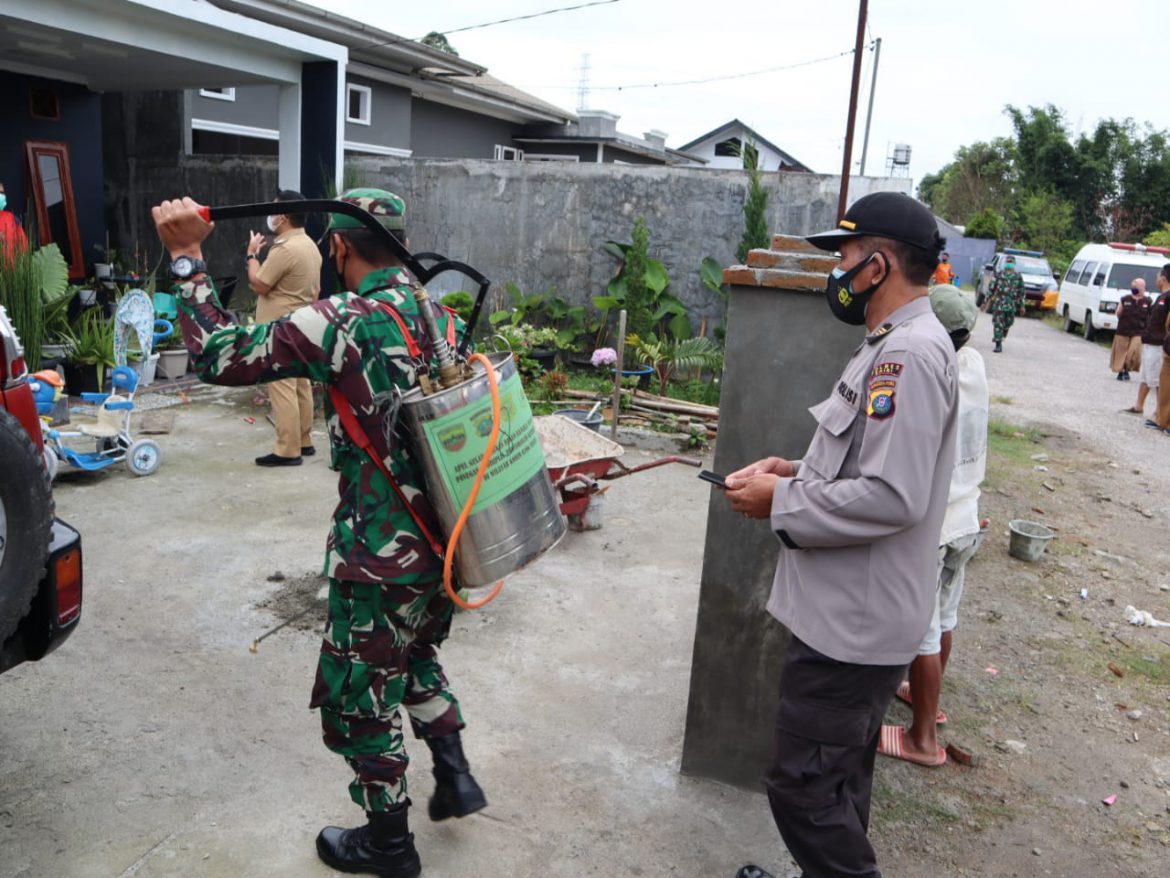 Petugas sedang melakukan kegiatan Penyemprotan disinfektan