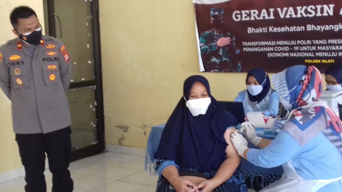 ebanyak 150 orang menjalani vaksinasi gratis di Polsek Mlati, Sleman, Yogyakarta Kamis, 15 Juli 2021.