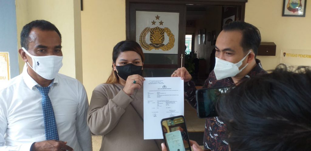 Riyana Kasturi didampingi kuasa hukum melaporkan penganiayaan dan pernyataan bohong oleh oknum satpol pp