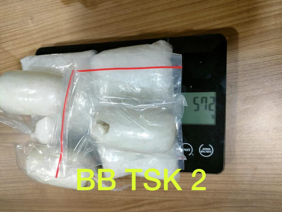 Barang bukti berupa 7 (tujuh) paket / bungkus narkotika jenis sabu seberat 572 gram.