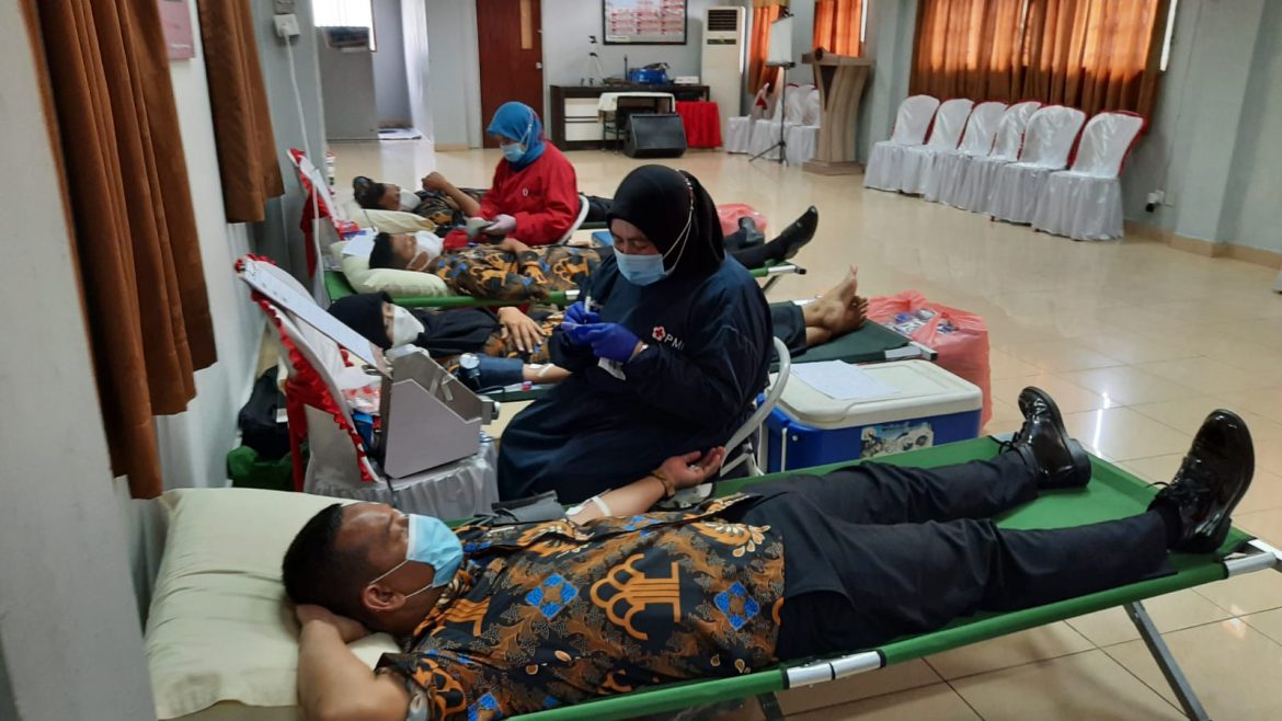 Lembaga Pemasyarakatan Kelas IIA Batam menggelar kegiatan donor darah bagi petugas lapas, Kamis (12/08).